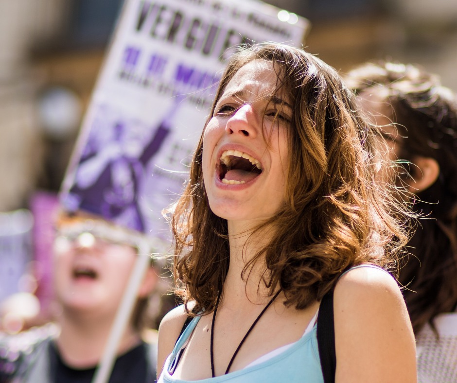 Dona cridant a una manifestació.